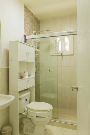 Shower, hair dryer, towels, soap - 3BR/2Bathroom AC, Pool, Beach club,Private Garden with Terrace and ,Pizza Oven. (Vacamonte)