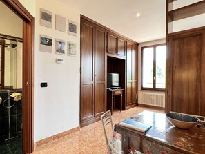 Eine Küche mit Holzausstattung, einem Esstisch mit Stühlen, einem Fernseher und einem Fenster mit Aussicht.