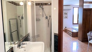 A bathroom with a shower, a sink, and a mirror. - Cozy Studio 8 in the Heart of Siena (Siena)