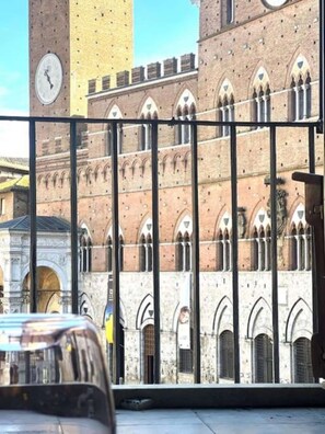 A view of a building with arched windows and a clock tower. - Apartment in Piazza del Campo area 3 bedrooms 2 bathrooms (siena)