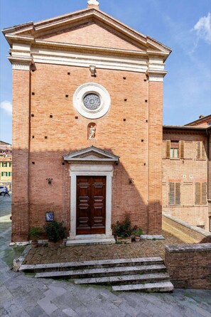 Exterior - A BALCONY ON THE PIAZZA OF THE PALIO (Siena)