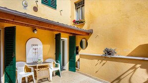 Outdoor dining - A BALCONY ON THE PIAZZA OF THE PALIO (Siena)