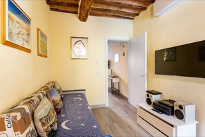 Living area - A BALCONY ON THE PIAZZA OF THE PALIO (Siena)
