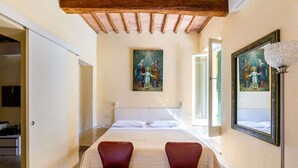 Desk, iron/ironing board, WiFi, bed sheets - A BALCONY ON THE PIAZZA OF THE PALIO (Siena)