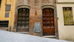 Exterior detail - A BALCONY ON THE PIAZZA OF THE PALIO (Siena)