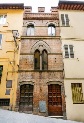 Exterior detail - A BALCONY ON THE PIAZZA OF THE PALIO (Siena)