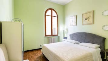 2 bedrooms, desk, iron/ironing board, WiFi