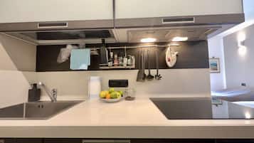 Réfrigérateur, batterie de cuisine, vaisselle et ustensiles