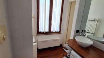 Douche, sèche-cheveux, bidet, serviettes fournies