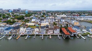 Un quartier résidentiel situé au bord de l’eau, avec des maisons, des quais et un château d’eau.