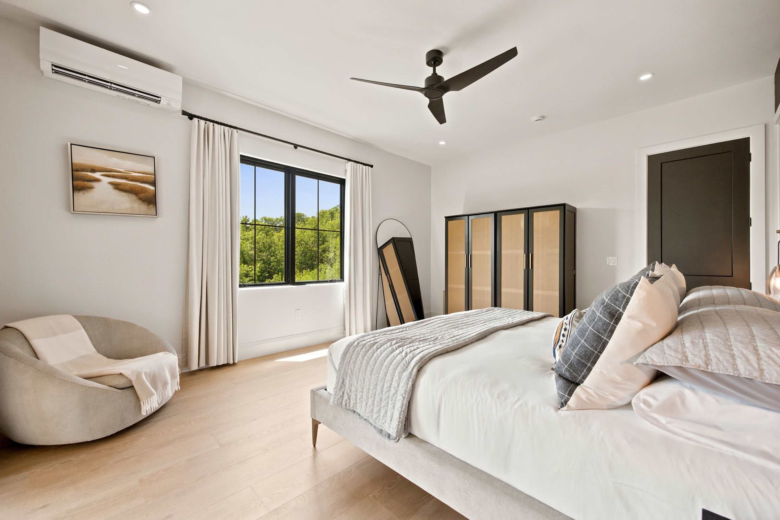 4 bedrooms, desk, iron/ironing board, WiFi