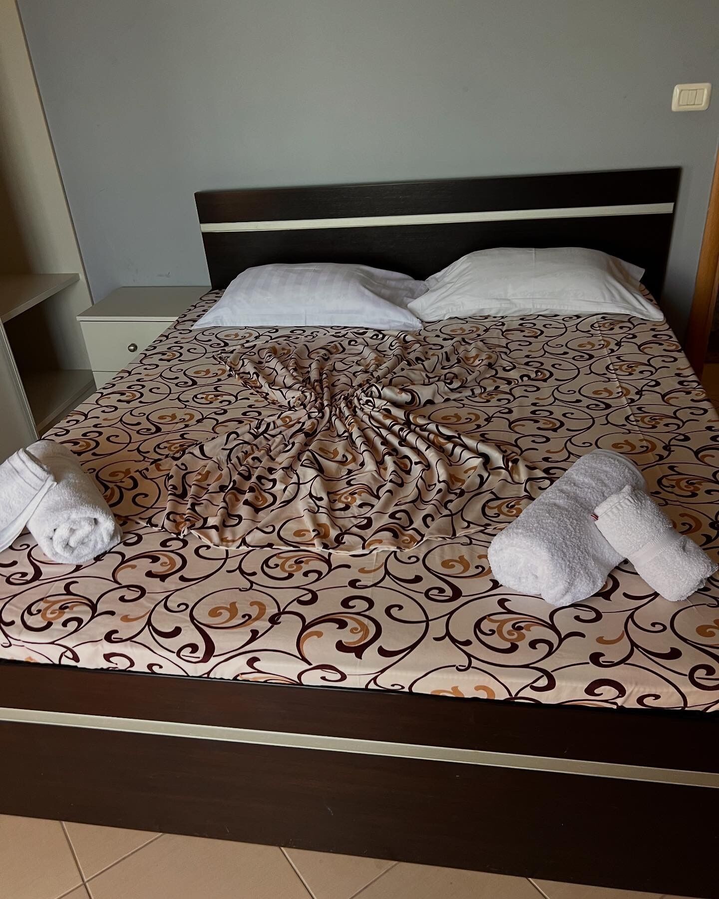 1 habitación, tabla de planchar con plancha, wifi y ropa de cama 