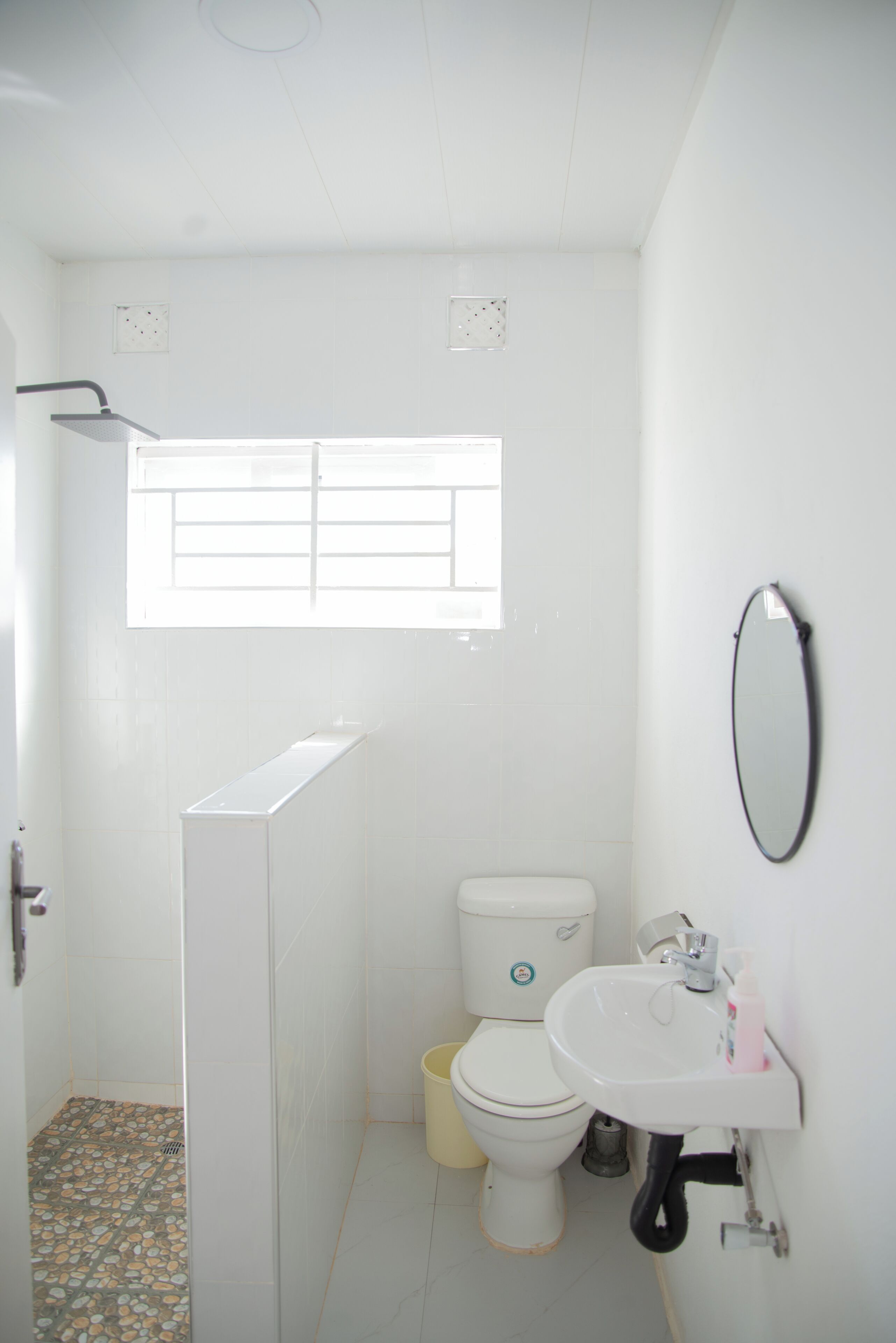 Douche, serviettes fournies, savon, papier de toilette