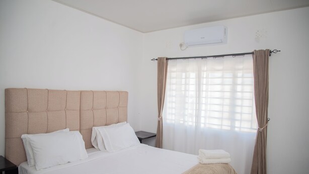 3 bedrooms, iron/ironing board, WiFi, bed sheets