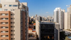 A high-rise building with multiple floors, large windows, and balconies. - Studio com Piscina perto do metrô Vila Mariana (São Paulo)