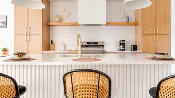 Coffee/tea maker, fridge, microwave, oven