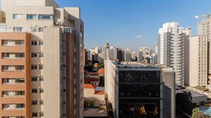 A high-rise building with multiple floors, large windows, and a modern architectural design. - Studio com Piscina Perto do Metr Vila Mariana (São Paulo)