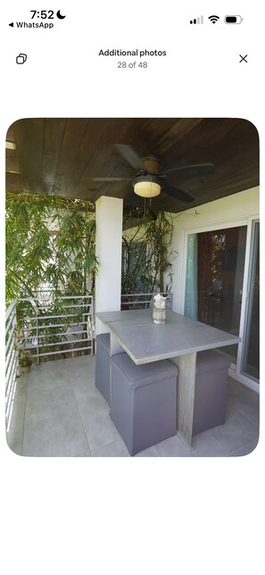Outdoor dining - Wonderful 2-bedroom unit. Steps to West Bay Beach (Roatan)