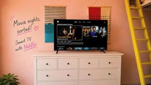 En vit byrå med en platt-TV som visar Netflix användargränssnitt.