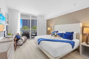 Ein modernes Hotelzimmer mit einem großen Bett, einem Schreibtisch und einem Balkon mit Stadtblick.