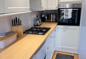 Private kitchen - Largo Bay - Harbour Hideaway (Leven)
