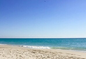 A beach with a clear sky and calm sea. - Comfort 2BR - Private Balcony & Beach access (Sunny Isles Beach)