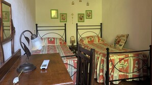 A bedroom with two single beds, a wooden desk with a lamp, and a mirror. - Sant'Ignazio Farm (Toscana)