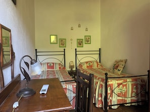 A bedroom with two single beds, a wooden desk with a lamp, and a mirror. - Sant'Ignazio Farm (Toscana)