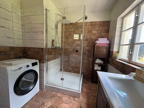 Een douche, een haardroger, handdoeken, zeep