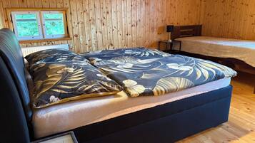 2 bedrooms, WiFi (free), bed sheets
