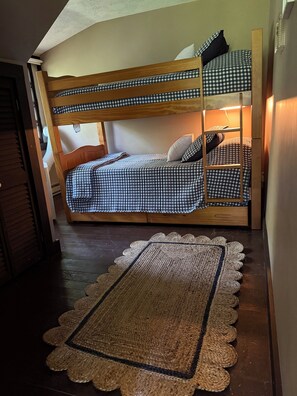 Desk, free WiFi, bed sheets - Lake Winnipasaukee Waterfront  w/Dock (Laconia)