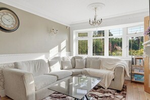 Living area - Relaxing 3-BD Retreat • Hot Tub • Pool Table • Garden • Parking (Cannock)