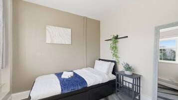 6 habitaciones, escritorio y tabla de planchar con plancha