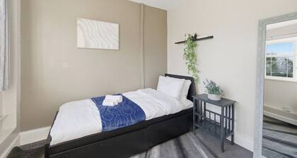Relaxing 3-BD Retreat •Hot Tub • Pool Table • Garden • Parking
