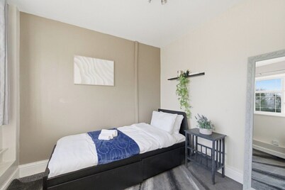 Relaxing 3-BD Retreat •Hot Tub • Pool Table • Garden • Parking
