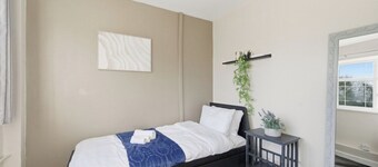 Relaxing 3-BD Retreat •Hot Tub • Pool Table • Garden • Parking