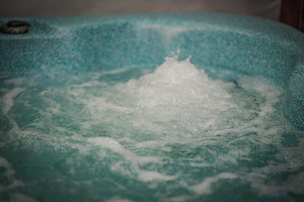 Un bain à remous doté de jets d’eau visibles qui créent une surface en mouvement.