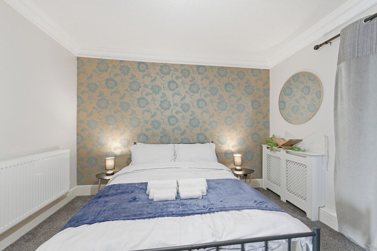 6 bedrooms, desk, iron/ironing board, travel crib