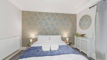 6 bedrooms, desk, iron/ironing board, travel crib