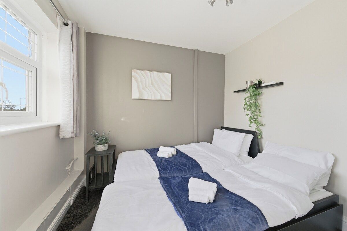 3 bedrooms, desk, iron/ironing board, travel cot