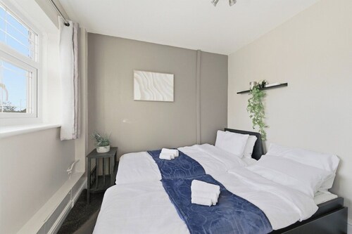 Relaxing 3-BD Retreat •Hot Tub • Pool Table • Garden • Parking