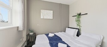 Relaxing 3-BD Retreat •Hot Tub • Pool Table • Garden • Parking