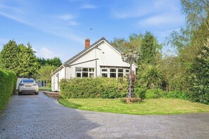 Exterior - Relaxing 3-BD Retreat • Hot Tub • Pool Table • Garden • Parking (Cannock)