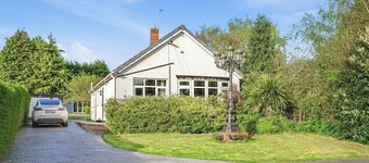 Relaxing 3-BD Retreat •Hot Tub • Pool Table • Garden • Parking