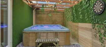Relaxing 3-BD Retreat •Hot Tub • Pool Table • Garden • Parking