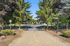 Property grounds - Spacious ADA 6BR Home for Groups w. Private Pond (Goshen)