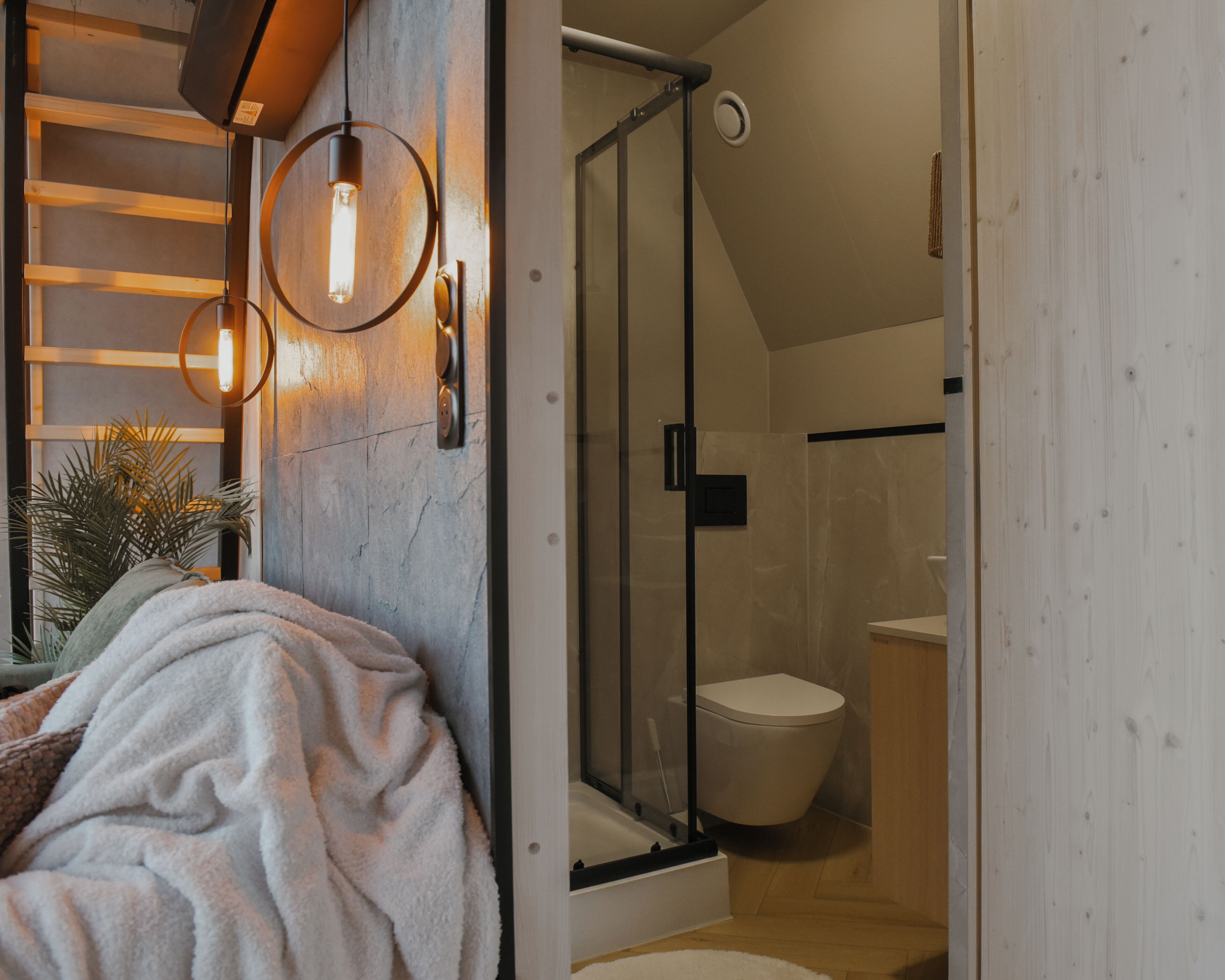 Een douche, een haardroger, handdoeken, zeep