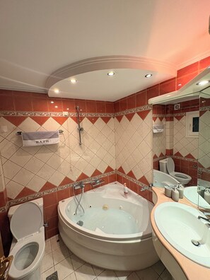 Ein Badezimmer mit Badewanne, Toilette und Waschbecken.