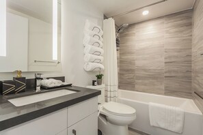 Haartrockner, Handtücher, Seife, Toilettenpapier