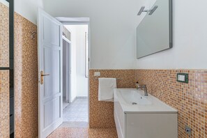 Bruser, hårtørrer, bidet, håndklæder